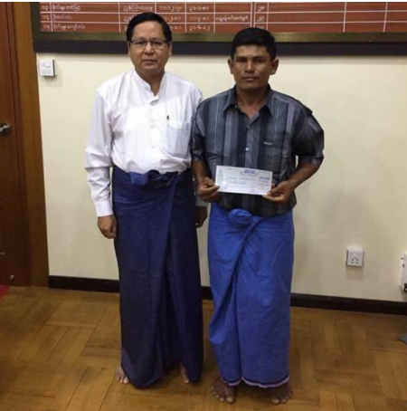 大奖得主阿桶现身领奖 大奖得主阿桶现身领奖