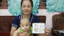 泰国6个月大孙子抓彩票 助奶奶中120万大奖
