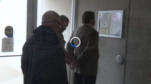 警察正在为戴上手铐 警察正在为蒂普顿戴上手铐