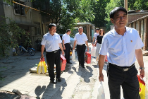 济南福彩员工慰问老党员为他们送去生活物资