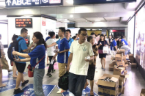 湖北体彩8.8万瓶山泉水为地铁乘客送清凉