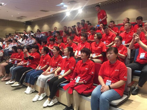 333参观完直播厅 网民代表们陆续入座观众区 333参观完直播厅 网民代表们陆续入座观众区