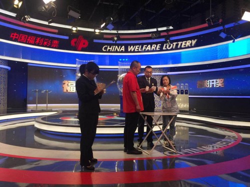 444网民代表选出双色球开奖用球 444网民代表选出双色球开奖用球