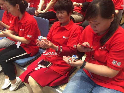 555网民代表触摸双色球退役球 555网民代表触摸双色球退役球