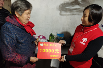 患病家庭由老人支撑 无锡福彩救助款送上门