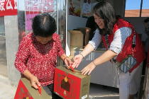 重阳节敬老活动为老人送去大米花生油等礼品