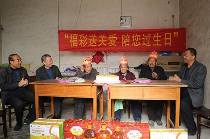 福彩陪老人过生日 为14户家庭送去生活物资