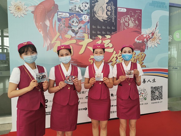 四川体彩为旅客送“大运”1 四川体彩为旅客送“大运”1