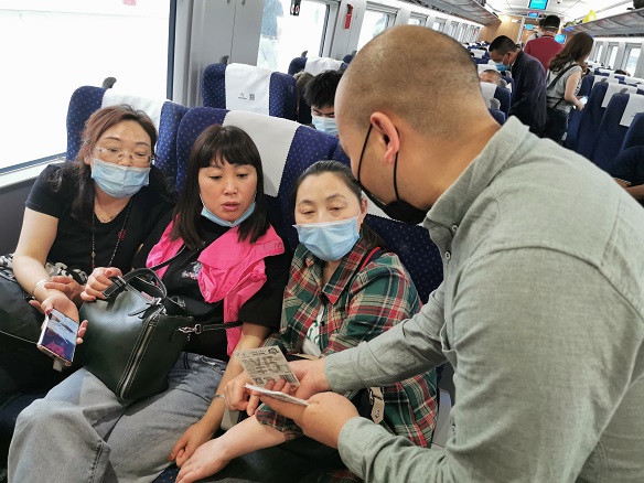 四川体彩为旅客送“大运”3 四川体彩为旅客送“大运”3