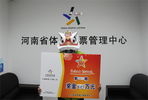 信阳男子吃火锅路上买张彩票 几天后发现中了800多万元1