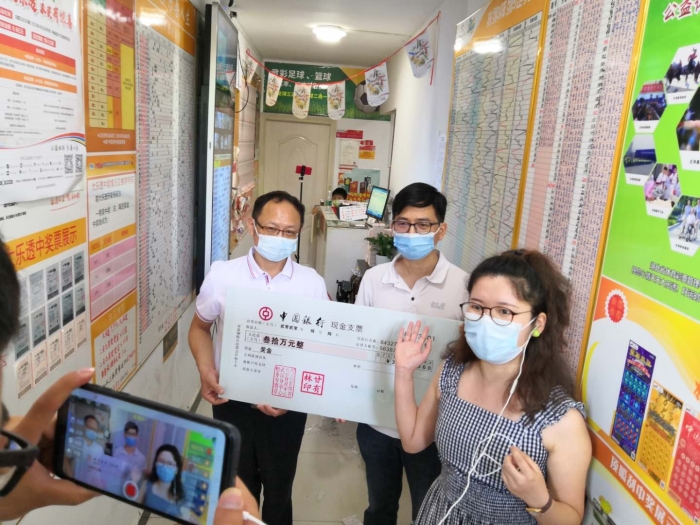 直播镜头下,灵秀湖北30万大奖被“刮”出来2 直播镜头下,灵秀湖北30万大奖被“刮”出来2