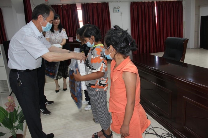 伊犁州福彩:助力脱贫攻坚 情暖困境儿童2 伊犁州福彩:助力脱贫攻坚 情暖困境儿童2