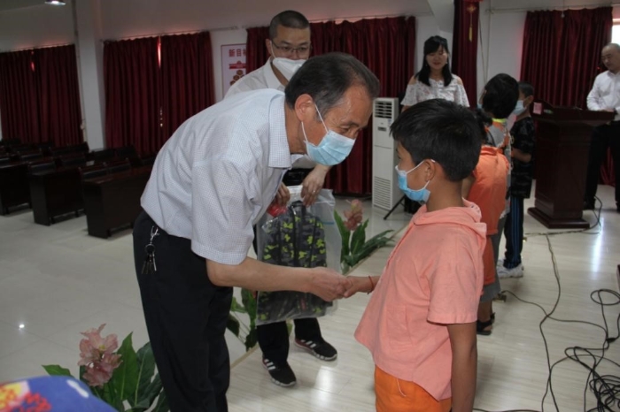 伊犁州福彩:助力脱贫攻坚 情暖困境儿童3 伊犁州福彩:助力脱贫攻坚 情暖困境儿童3