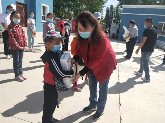 伊犁州福彩:助力脱贫攻坚 情暖困境儿童5 伊犁州福彩:助力脱贫攻坚 情暖困境儿童5