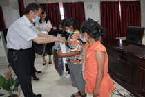 伊犁州民政局福彩中心：助力脱贫攻坚　情暖困境儿童