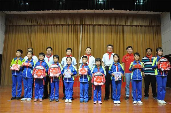 关爱留守儿童 学习雷锋精神 拓展志愿服务新领域6