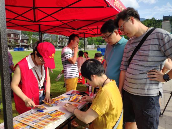 民众现场刮彩票。 民众现场刮彩票。