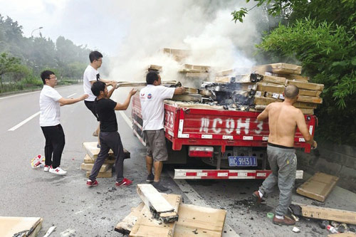 路见险情立出手 迎火而上显担当1