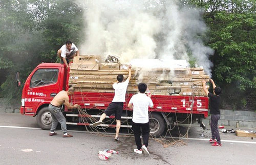 路见险情立出手 迎火而上显担当2 路见险情立出手 迎火而上显担当2