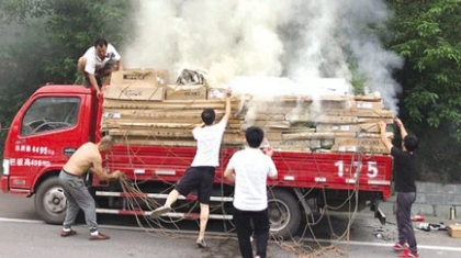 路见险情立出手 迎火而上显担当