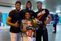 字母哥晒与字母弟合照:冠军回家了！