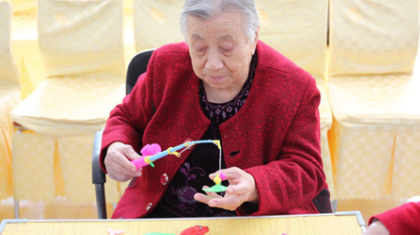 尊老敬老开怀笑，福利院里的趣味运动会