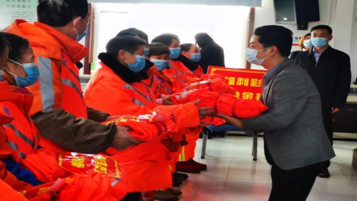 昌吉州福彩中心为一线环卫工人捐赠3000套安全工作服1