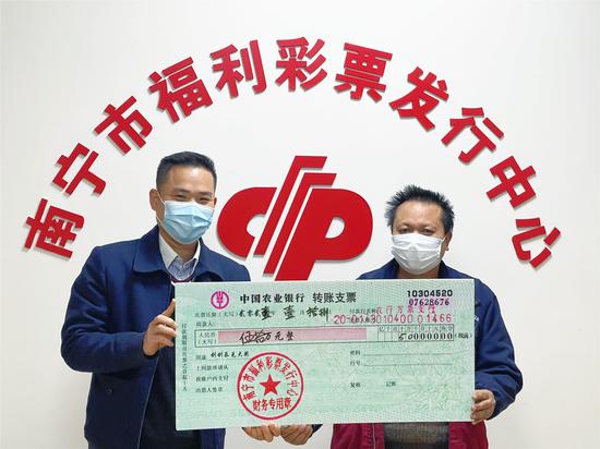彩民喜中广西首个“辛丑牛10元”大奖1 彩民喜中广西首个“辛丑牛10元”大奖1