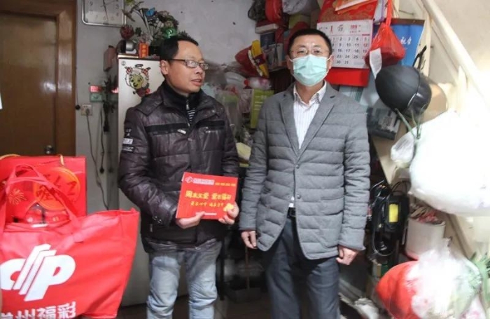 常州“周末关爱•爱在福彩”发放20万元公益金 40户困难家庭每户领到5000元爱心款2 常州“周末关爱•爱在福彩”发放20万元公益金 40户困难家庭每户领到5000元爱心款2