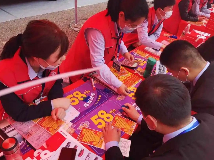 福彩“刮刮乐”走进大河国际车展1