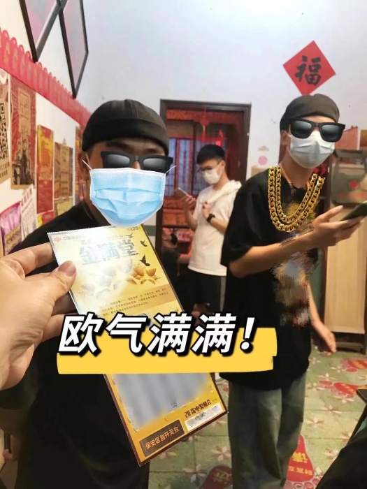 中奖者(右)与朋友让销售员帮忙核对彩票是否中奖 中奖者(右)与朋友让销售员帮忙核对彩票是否中奖