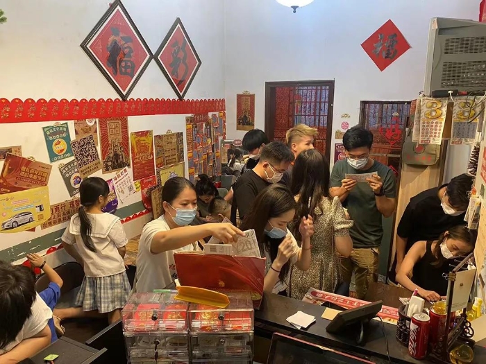 百万大奖中出后,文和友顾客纷纷涌进福利彩票店购买刮刮乐 百万大奖中出后,文和友顾客纷纷涌进福利彩票店购买刮刮乐