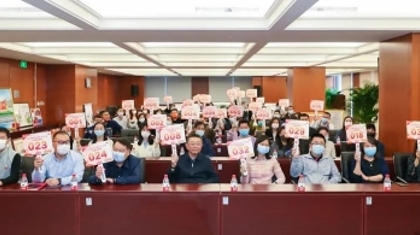 小作品大爱心 福彩举办即开票手工艺品公益拍卖活动