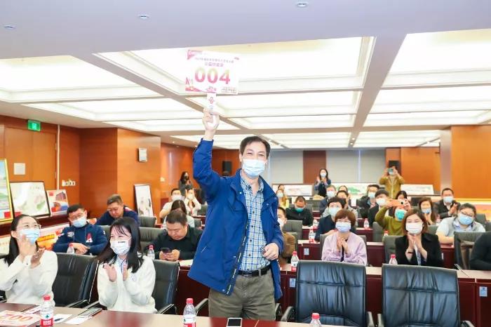 纷纷举牌 纷纷举牌