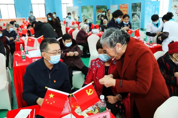 老人十分开心 老人十分开心