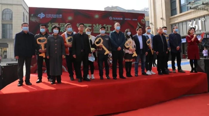 11位幸运彩民领奖 11位幸运彩民领奖