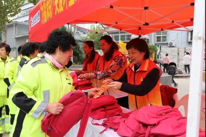 为环卫工人送上节日礼物 为环卫工人送上节日礼物
