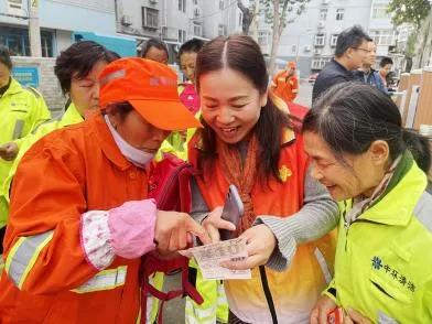 工作人员讲解刮刮乐玩法 工作人员讲解刮刮乐玩法