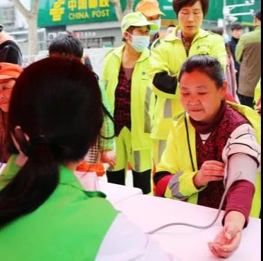 为环卫工人义诊 为环卫工人义诊