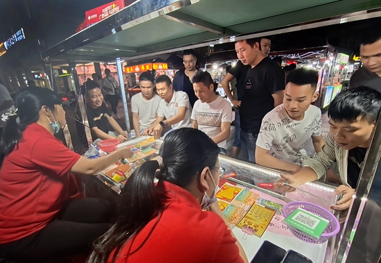 一群好友纷纷在选购自己喜欢的刮刮乐彩票