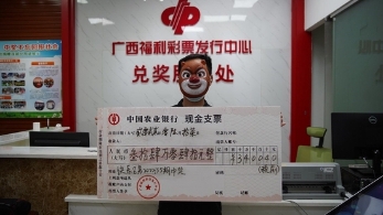 90后小伙体验网红玩法，喜中快乐8选八中八34万元奖金