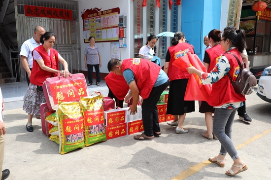 福彩工作人员把慰问品摆放整齐