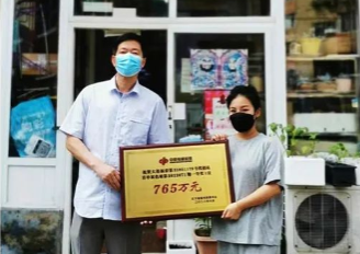 大连市福彩中心为站点颁发大奖牌匾