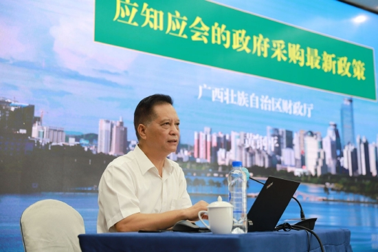 自治区财政厅二级巡视员黄钢平现场授课