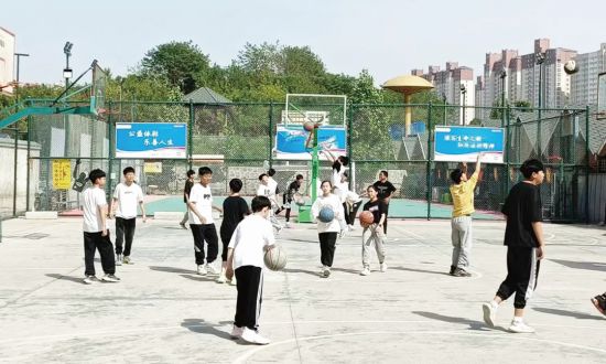 04B  孩子们在体彩支持建设的河南辉县笼式篮球场健身.jpg