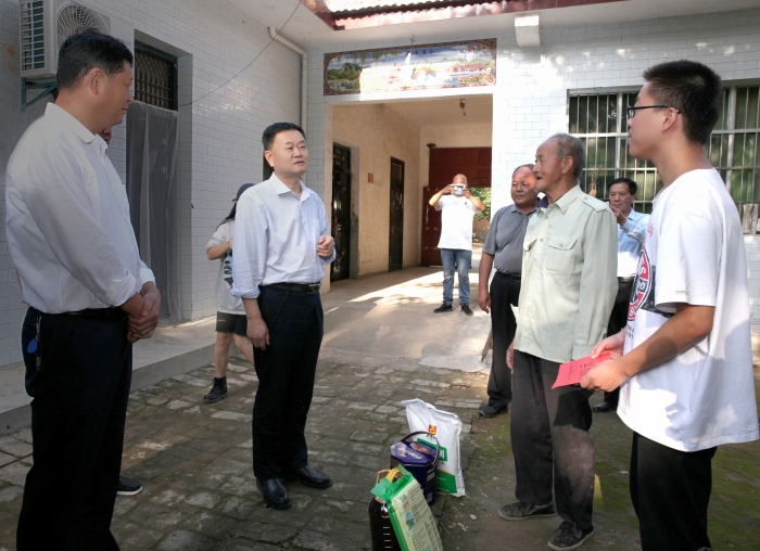 省纪委监委驻省民政厅纪检监察组组长、省民政厅党组成员翟玉堂慰问受助学生代表周洋