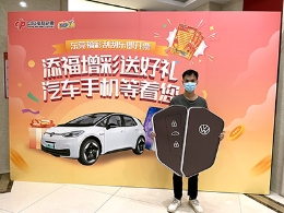东莞“刮刮乐”促销第一天，东莞小伙即中汽车大奖