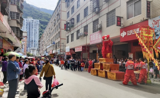 庆祝活动吸引众人驻足观看