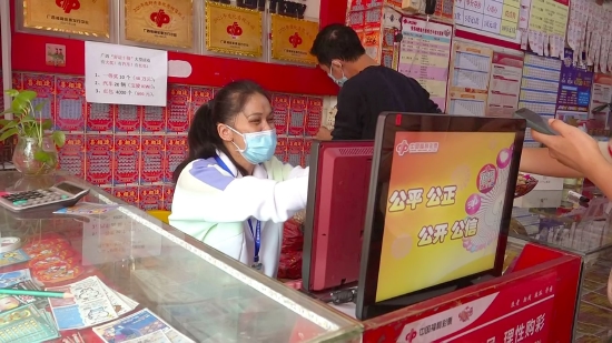 韦女士在站内向前来沾喜气彩友销售彩票