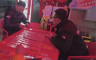 重庆刮刮乐合买团连刮6小时！围堵“兔票”100万大奖